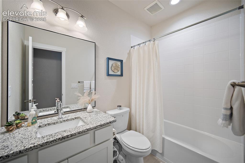 Image 35 of 42: Bathroom 4