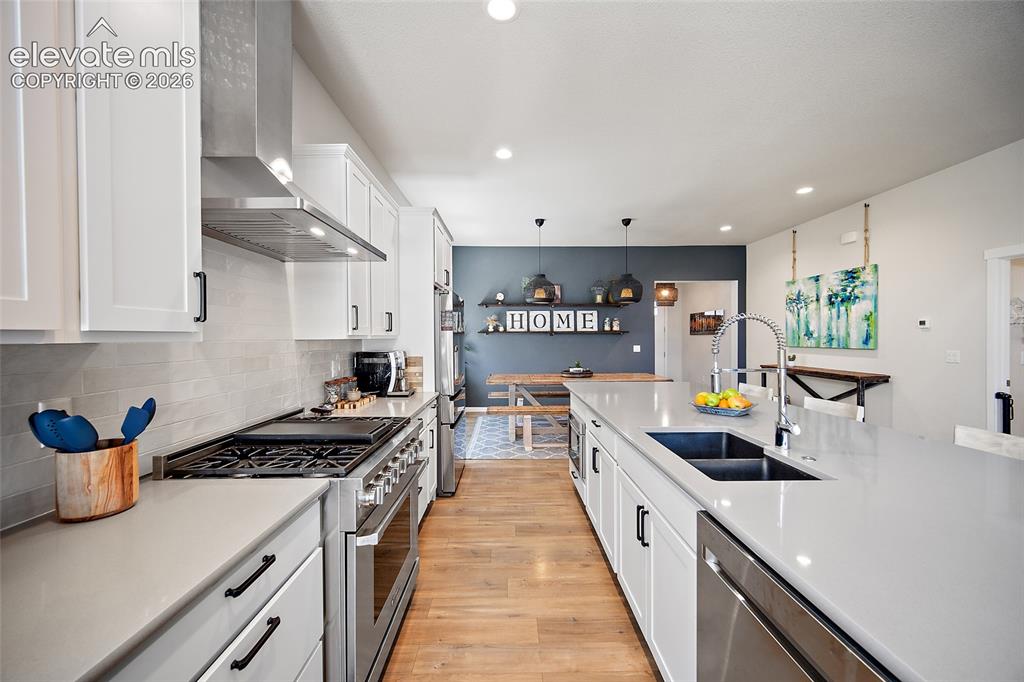 Image 7 of 42: Kitchen