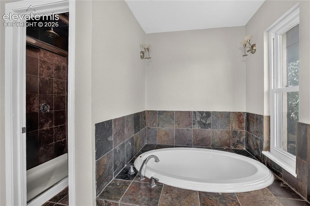 Image 14 of 23: Soaking tub & walk-in shower