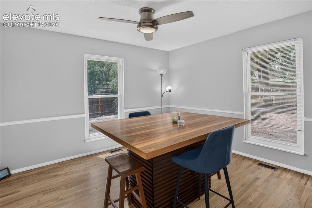 Image 5 of 23: Dining room