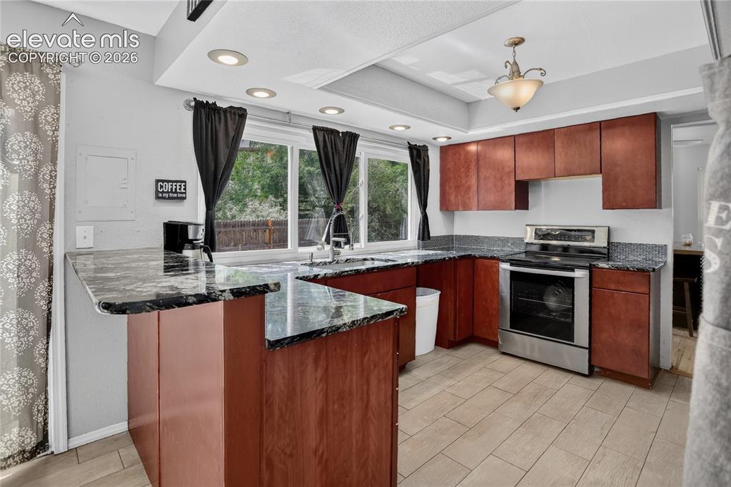Image 6 of 23: Kitchen w/ granite counters & breakfast bar