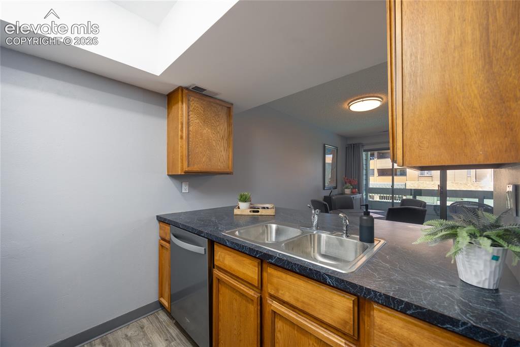 Image 16 of 25: Kitchen
