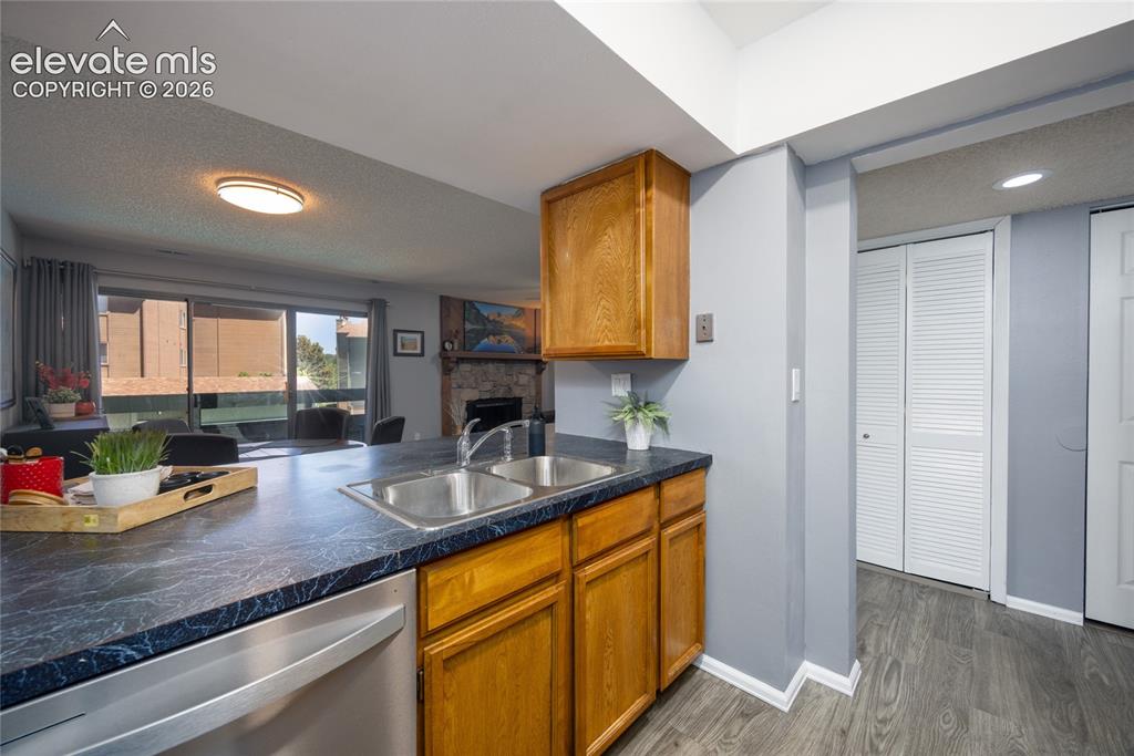 Image 17 of 25: Kitchen