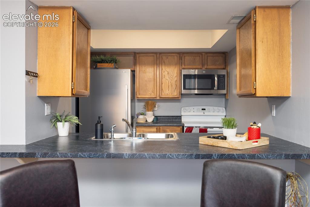 Image 18 of 25: Large countertop can be used