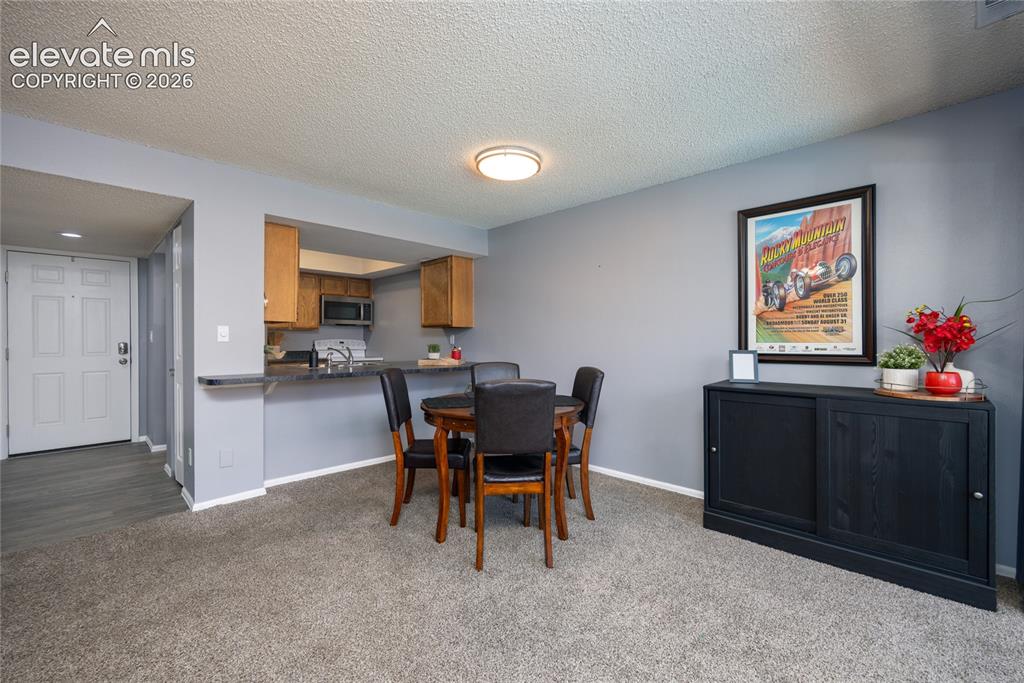 Image 5 of 25: Dining Area