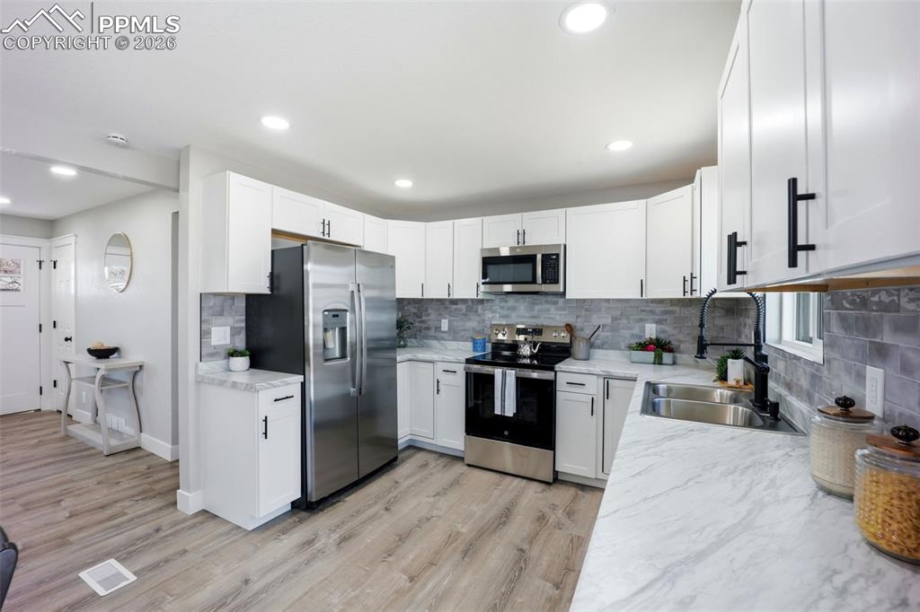 Image 11 of 39: Kitchen