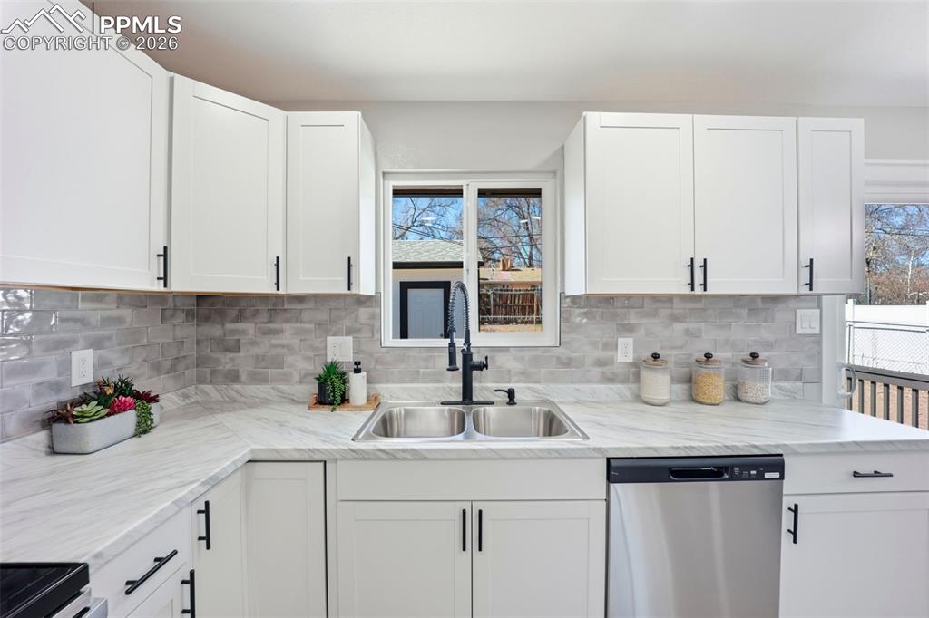 Image 14 of 39: Kitchen