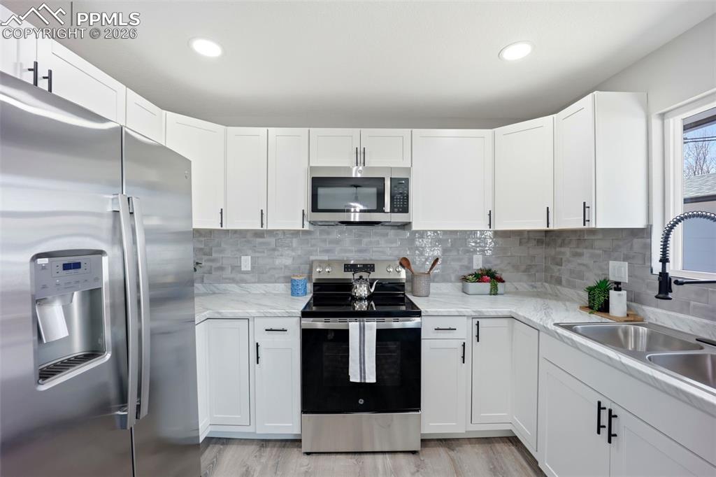 Image 15 of 39: Kitchen