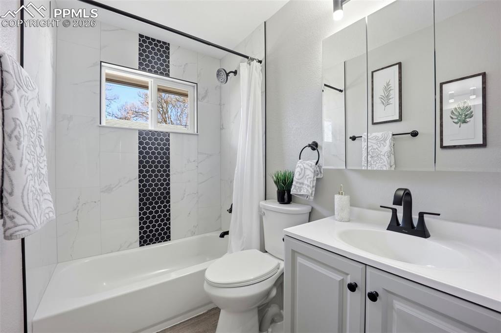 Image 26 of 39: Bathroom