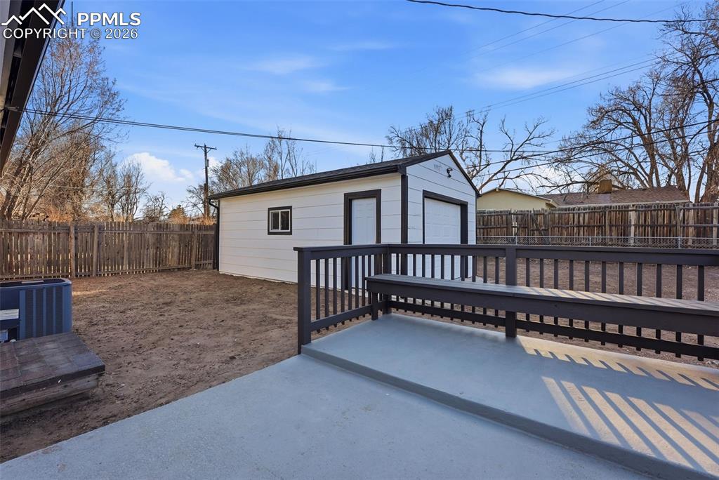 Image 32 of 39: Deck