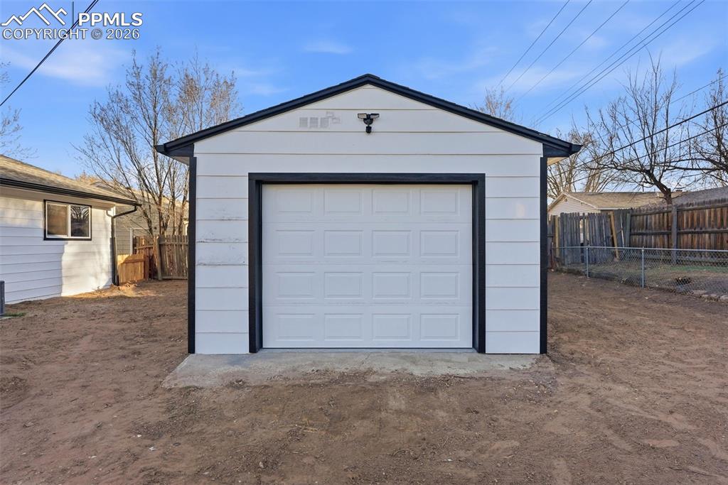 Image 39 of 39: Garage