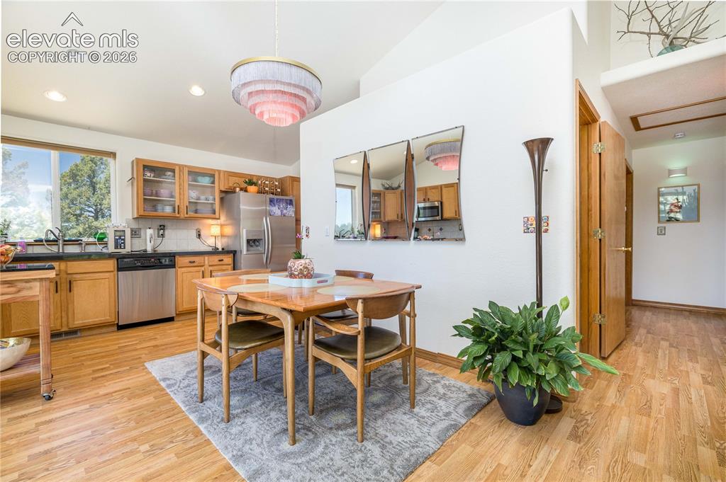 Image 10 of 36: Dining Area