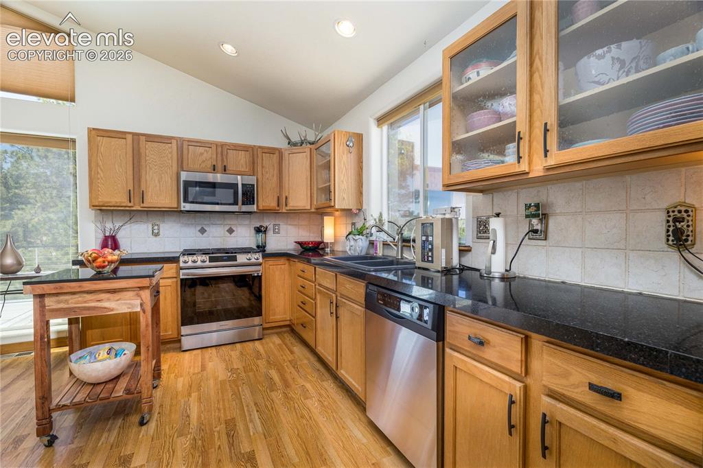 Image 13 of 36: Kitchen