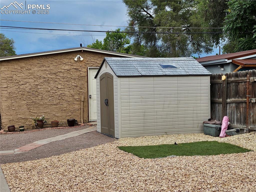 Image 18 of 48: Garage