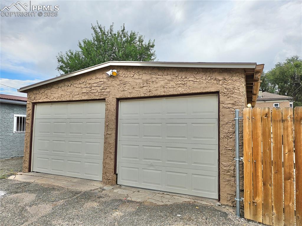 Image 26 of 48: Garage