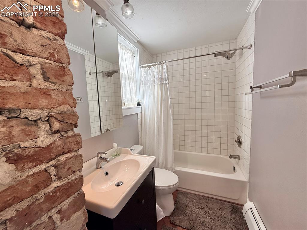 Image 32 of 48: Bathroom