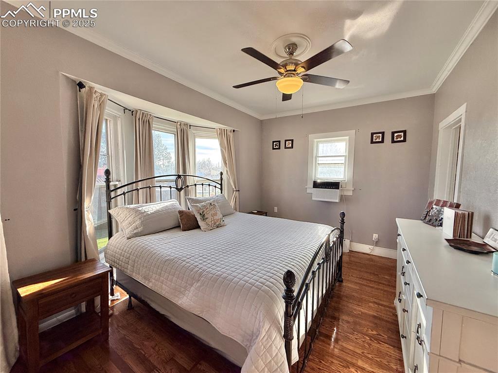 Image 33 of 48: Bedroom