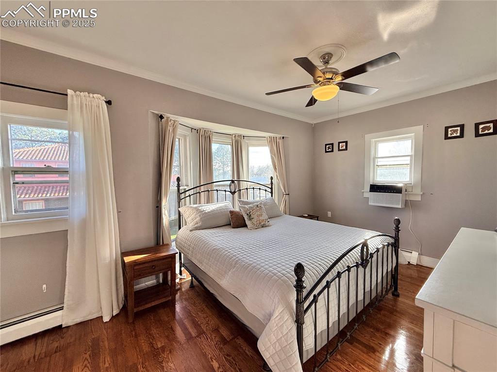 Image 34 of 48: Bedroom