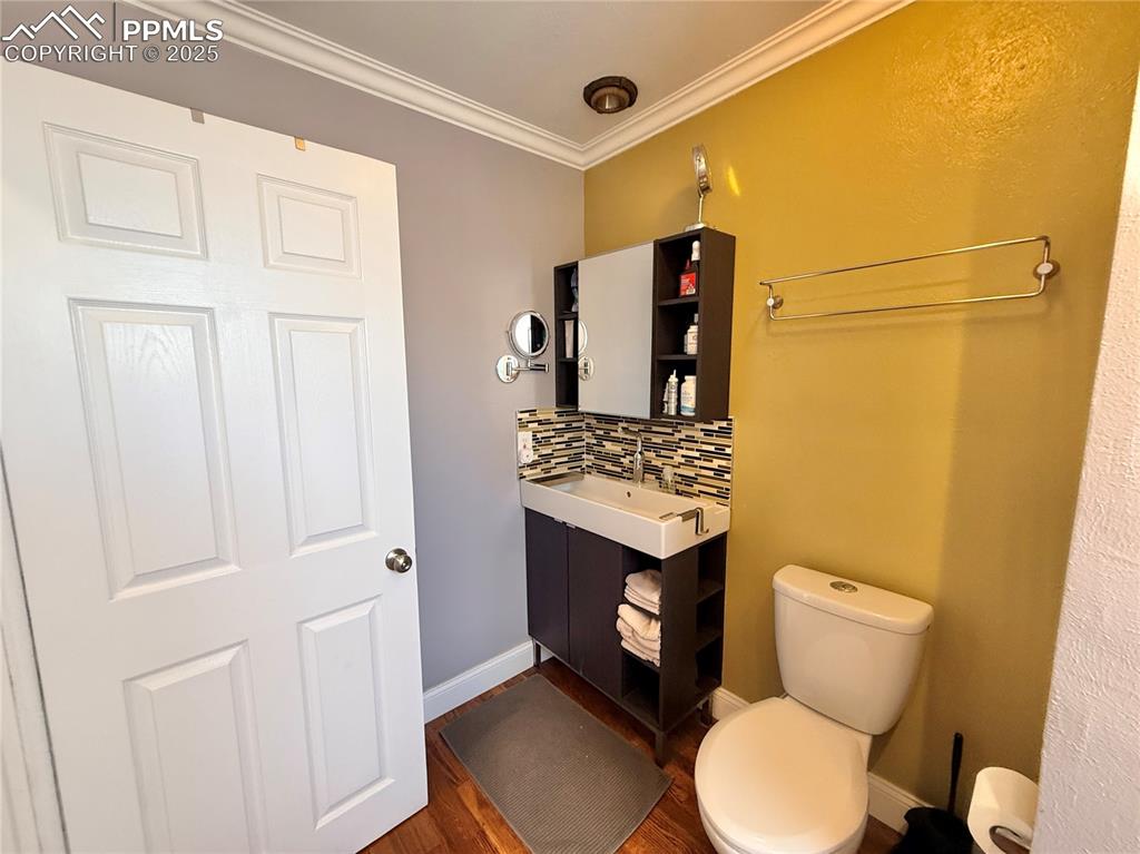 Image 36 of 48: Bathroom