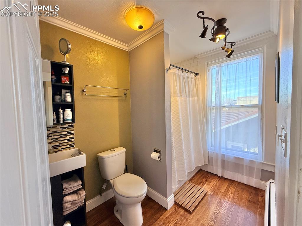 Image 37 of 48: Bathroom