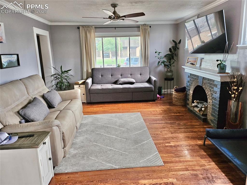 Image 44 of 48: Living Room