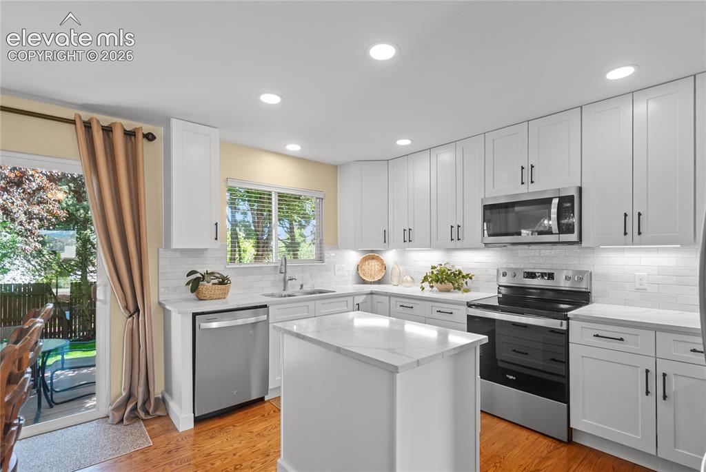 Image 5 of 40: Kitchen
