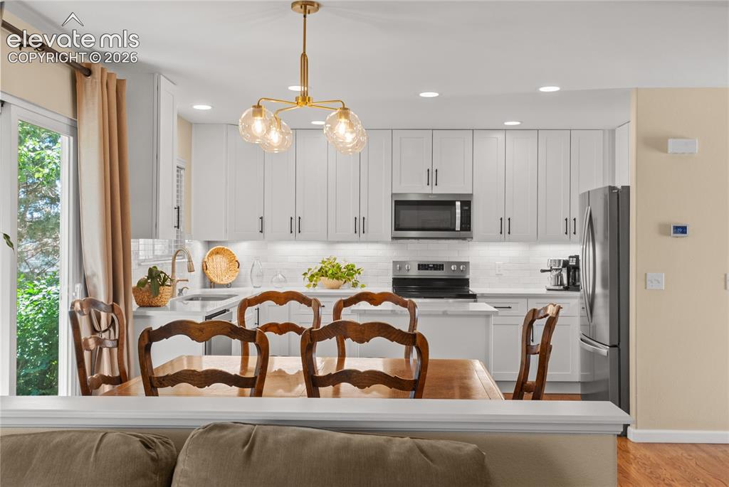 Image 7 of 40: Kitchen