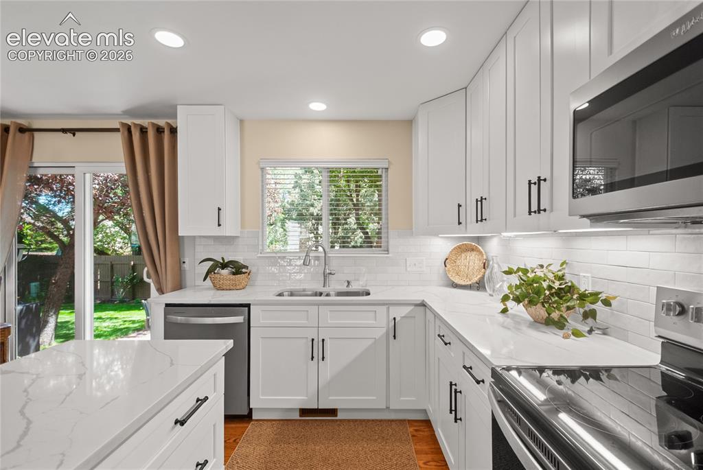 Image 9 of 40: Kitchen