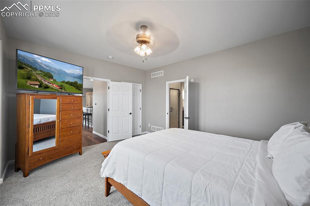 Image 14 of 36: Bedroom