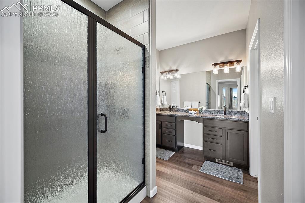 Image 17 of 36: Bathroom