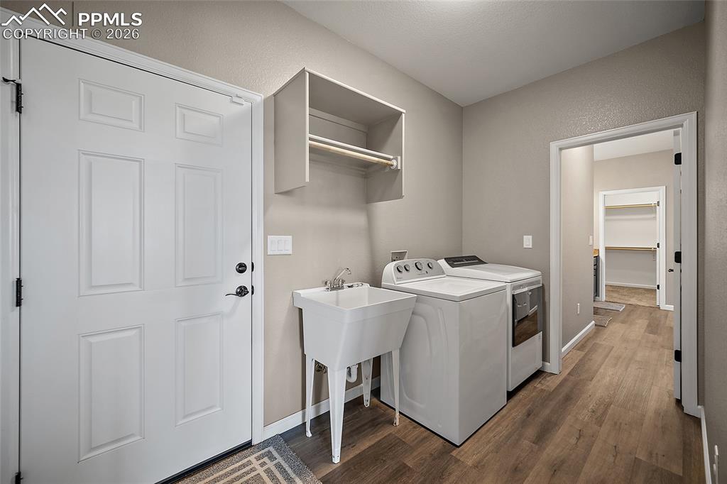 Image 24 of 36: Laundry