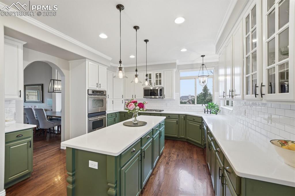 Image 10 of 50: Gourmet Kitchen