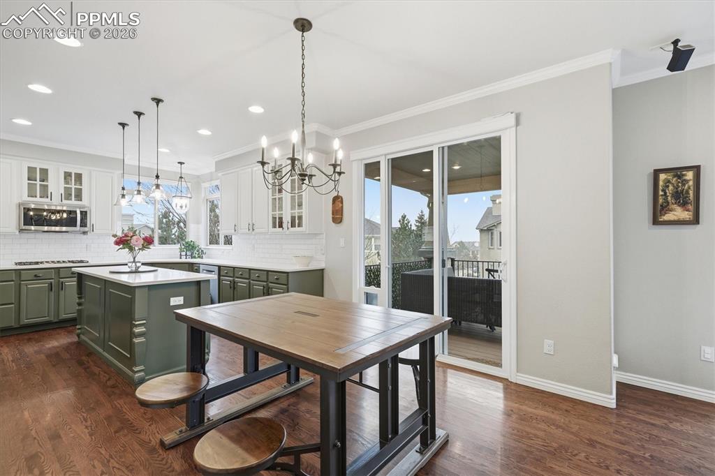 Image 11 of 50: Gourmet Kitchen