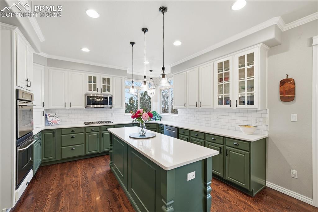 Image 12 of 50: Gourmet Kitchen