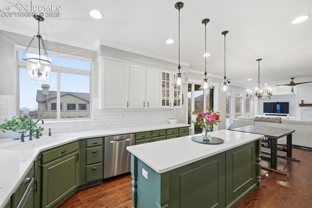 Image 14 of 50: Gourmet Kitchen