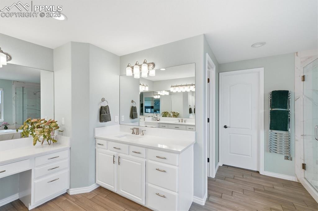 Image 24 of 50: 5-pc Primary bathroom