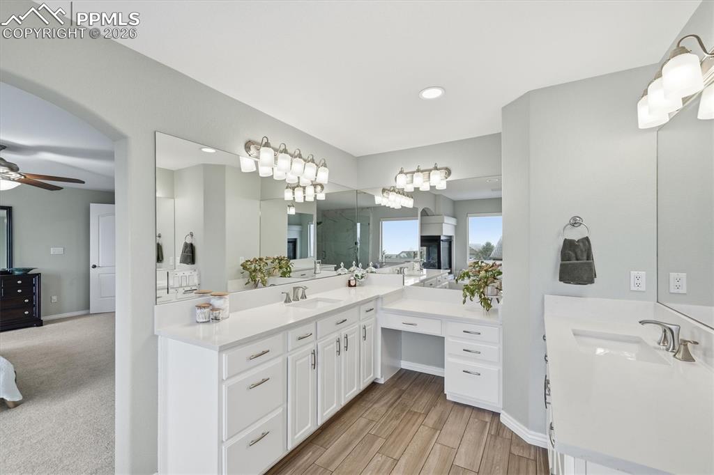 Image 25 of 50: 5-pc Primary bathroom