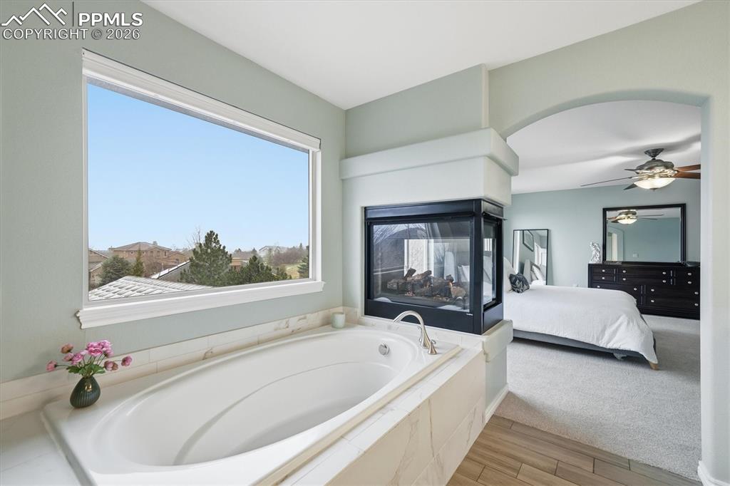 Image 26 of 50: 5-pc Primary bathroom