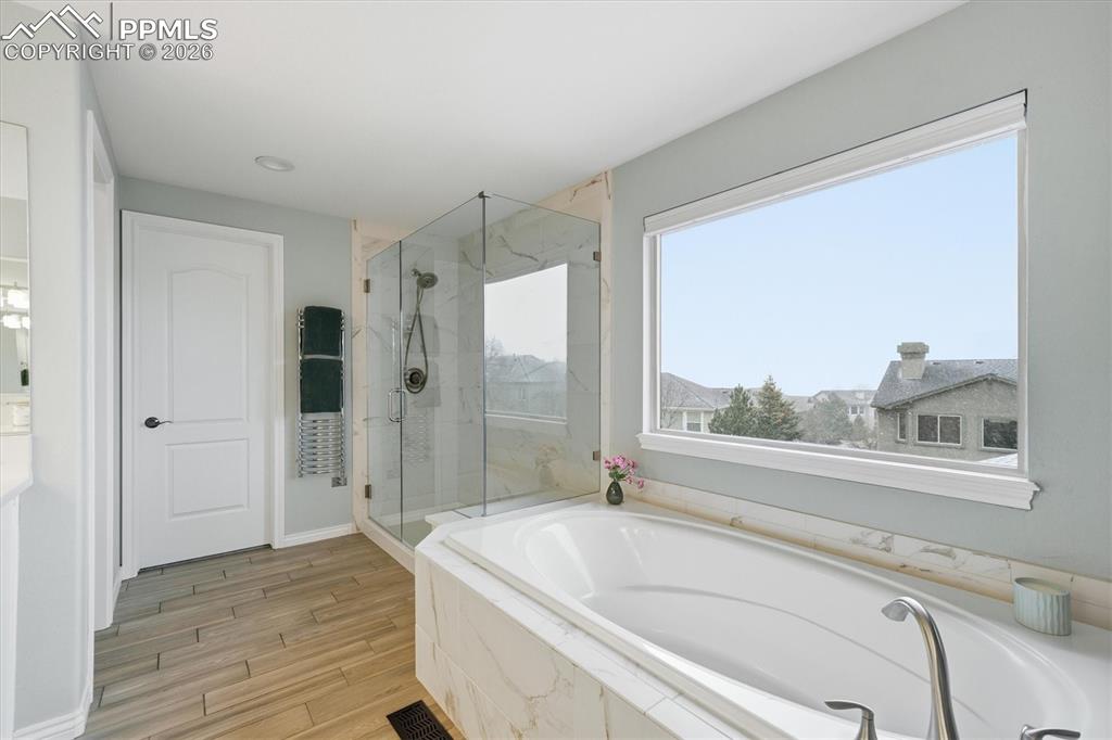 Image 27 of 50: 5-pc Primary bathroom