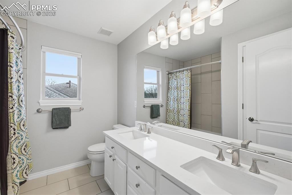 Image 31 of 50: Upper Full bath