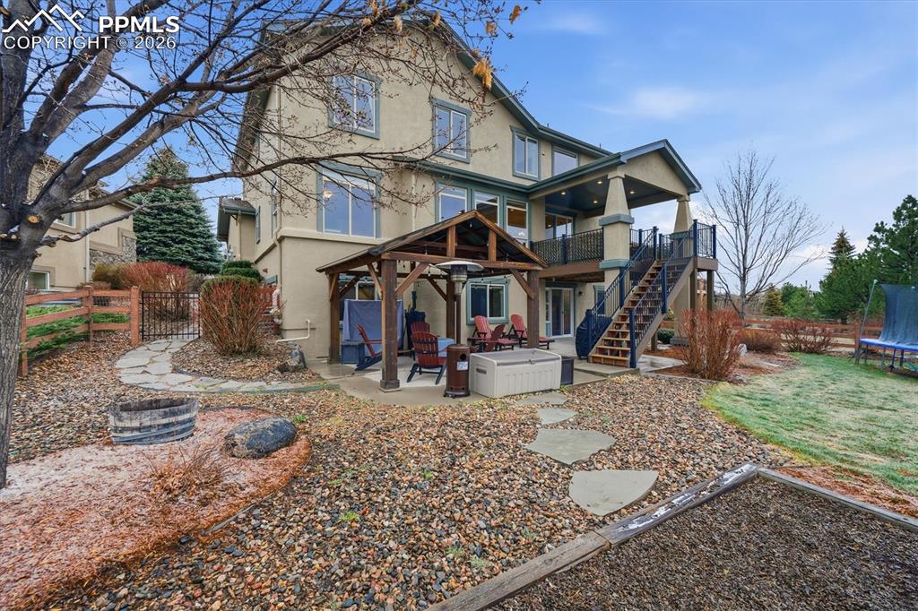 Image 42 of 50: Outdoor living space