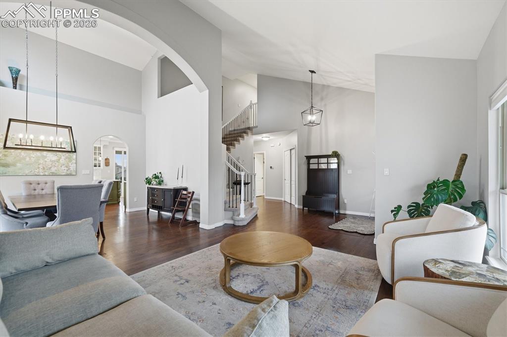 Image 7 of 50: Formal living room open do dining