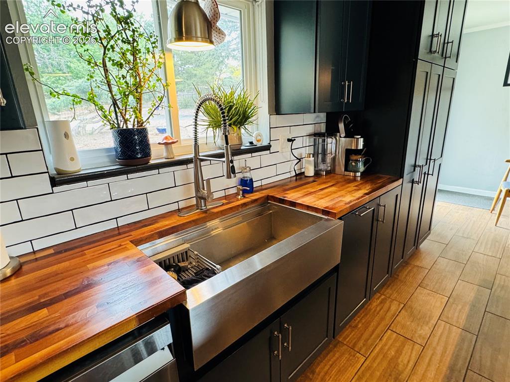 Image 11 of 35: Kitchen