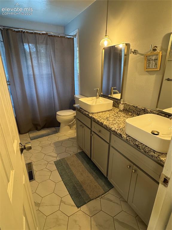 Image 17 of 35: Bathroom