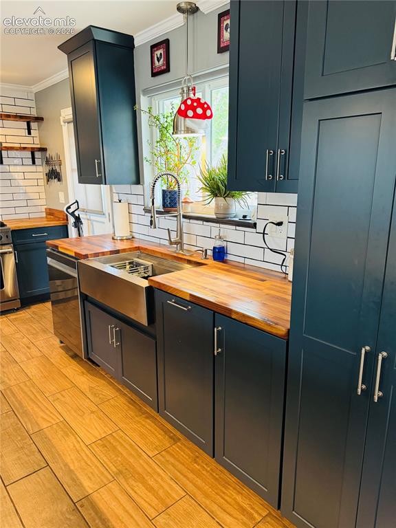Image 6 of 35: Kitchen