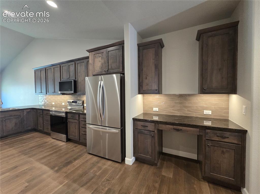 Image 4 of 33: Kitchen