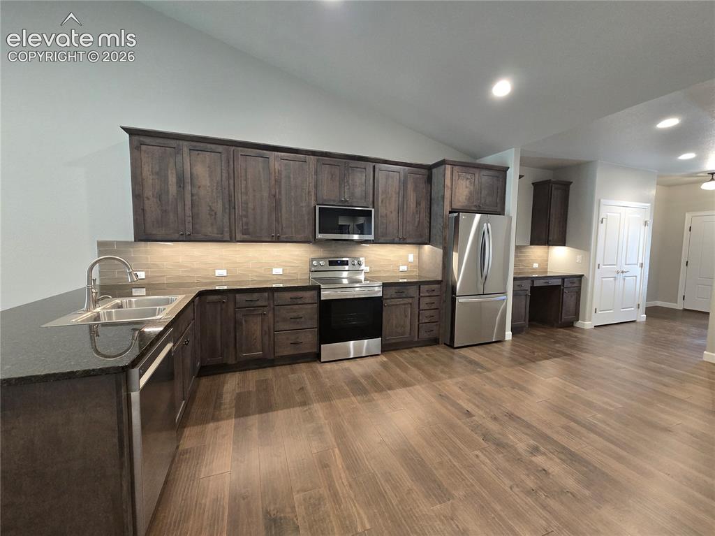 Image 6 of 33: Kitchen