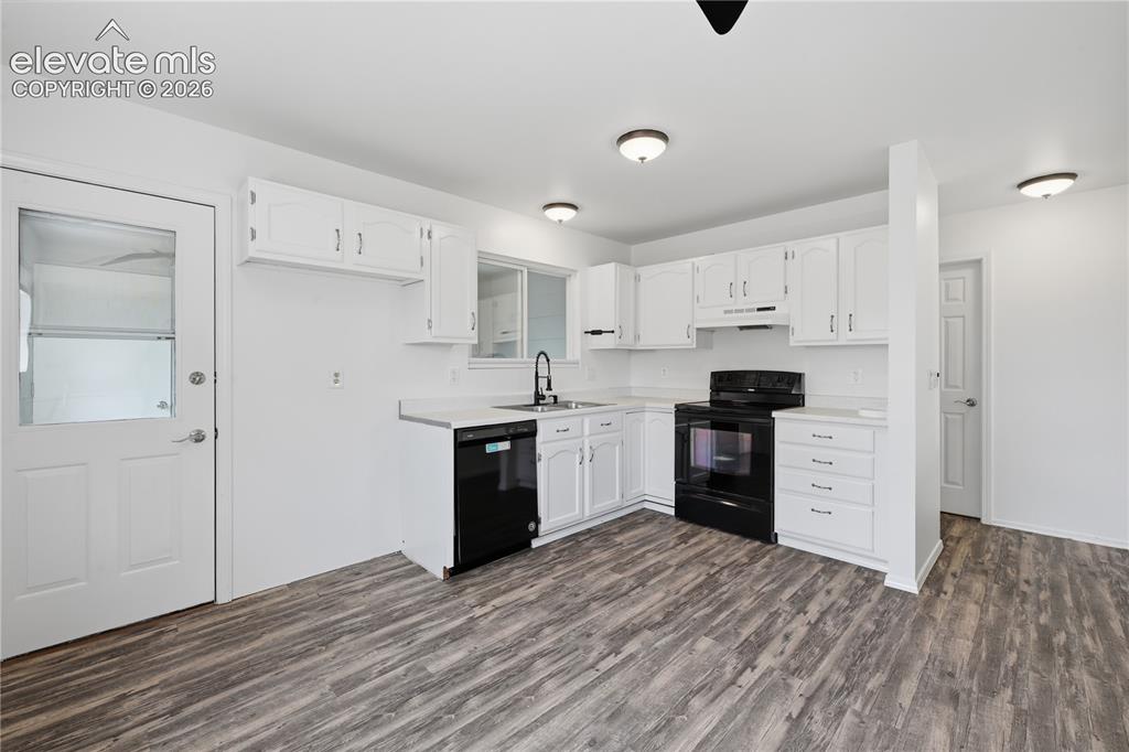 Image 7 of 15: Kitchen