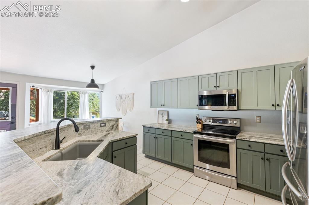 Image 11 of 35: Kitchen