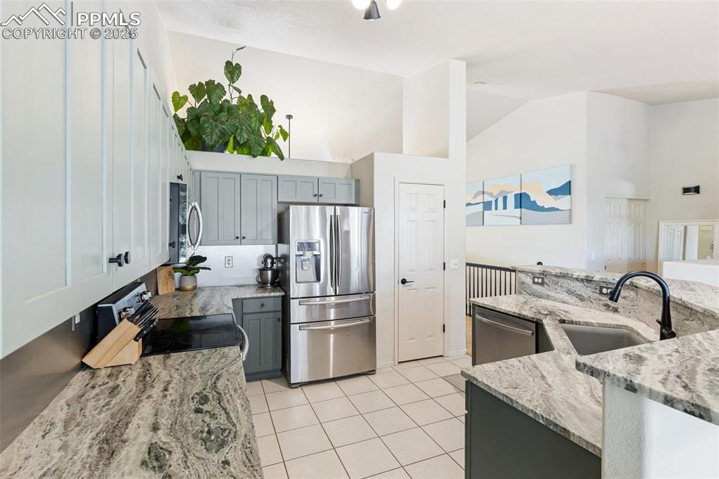 Image 12 of 35: Kitchen